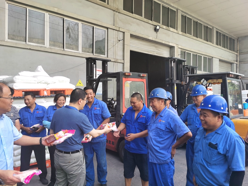 韓新偉赴新光公司開(kāi)展高溫慰問(wèn)