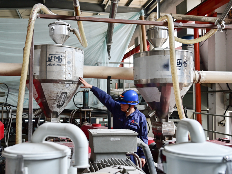 1653982229300476.jpg 姜良歸在檢查機器_副本.jpg